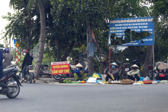 Họp chợ tự phát ngay dưới biển cấm ở xã Phú Thái