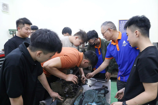 Lương, phụ cấp của nhà giáo hợp đồng toàn thời gian sau khi nghỉ hưu