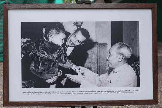 Trưng bày 100 ảnh tư liệu về Chủ tịch Hồ Chí Minh và Tổng Tư lệnh Fidel Castro