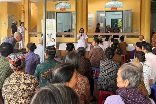 Phát hiện 81 trường hợp cần phẫu thuật mắt sau khám sàng lọc miễn phí tại xã Cẩm Giang
