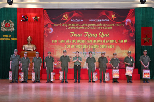 Tặng quà thành viên tham gia bảo vệ an ninh trật tự tại Hải Phòng