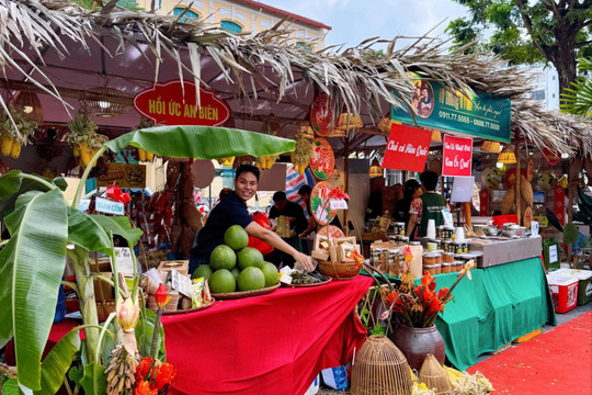 Đánh thức sức sống chợ quê trong du lịch hiện đại