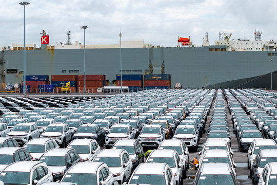 ‘Floating garages’ cross the sea to Tan Vu