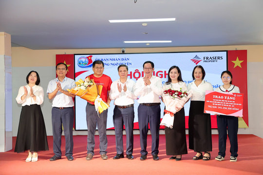 307 học sinh phường Ngô Quyền được tặng sách giáo khoa, đồng phục