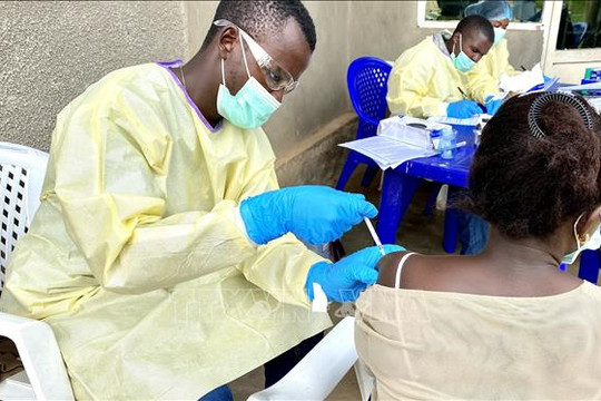 Châu Phi triển khai vaccine, mở rộng điều trị khống chế dịch Ebola