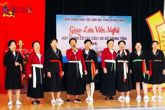 Nét duyên kín đáo trong trang phục truyền thống của phụ nữ Sán Dìu