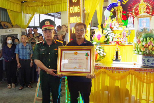 Trao Huân chương Bảo vệ Tổ quốc hạng Ba tới thân nhân liệt sĩ Cao Tuấn Anh
