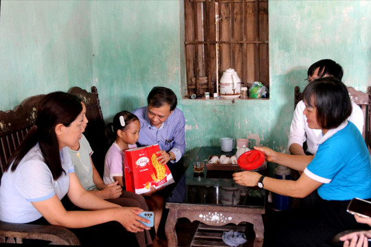 15 trẻ em mồ côi ở xã Tuệ Tĩnh được nhận đỡ đầu
