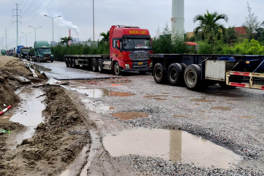 Đường vào Khu công nghiệp Nam Đình Vũ xuống cấp, nguy cơ mất an toàn
