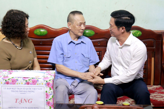 Phó Bí thư Thành ủy Phạm Văn Lập thăm, tặng quà nạn nhân chất độc da cam