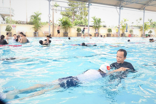 Dạy bơi, phòng chống đuối nước cho hơn 2.300 học sinh