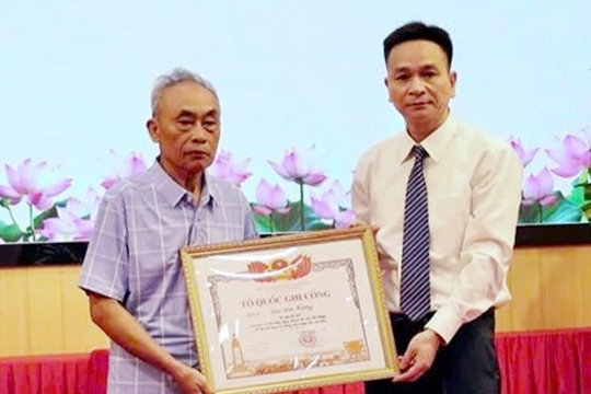 Trao bằng 'Tổ quốc ghi công' cho thân nhân liệt sĩ sau 76 năm
