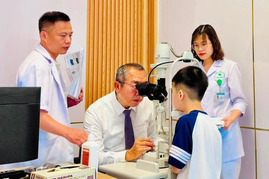 Chuyên gia nhãn khoa Nhật Bản hội chẩn, khám bệnh tại Hải Phòng
