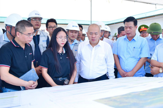 Chủ tịch UBND thành phố Đỗ Thành Trung kiểm tra tiến độ một số dự án, làm việc với 6 xã phía tây