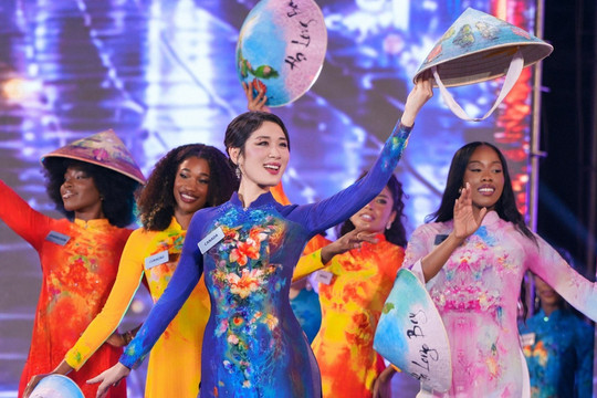 111 thí sinh Miss World 2026 mặc áo dài, nón lá trong đêm khai mạc