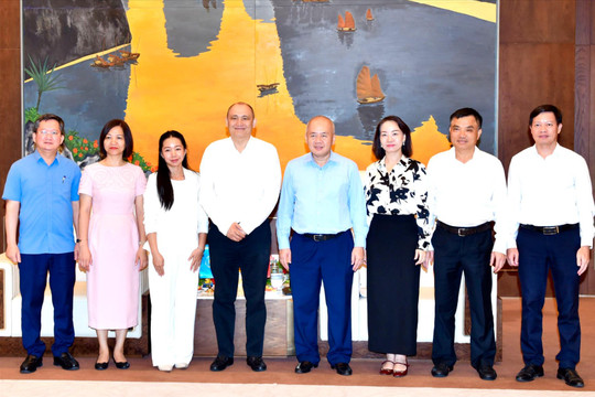 Chủ tịch UBND thành phố Hải Phòng Đỗ Thành Trung tiếp xã giao Đại sứ Kazakhstan tại Việt Nam