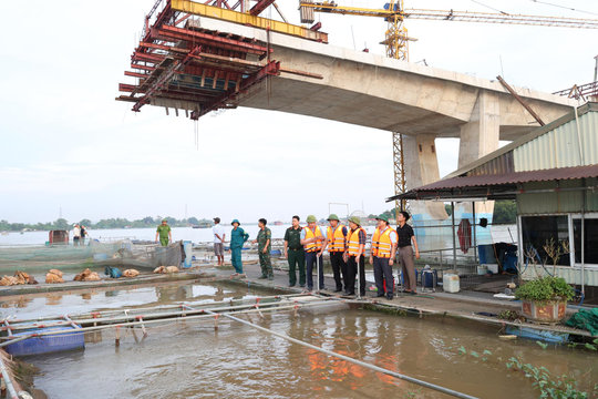 Di chuyển toàn bộ 54 lồng cá, Hợp Tiến hoàn thành giải phóng mặt bằng thi công cầu Tân An trước hạn