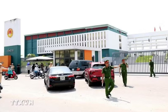 Hơn 300 thí sinh điểm thi THTP chuyên Tuyên Quang bắt đầu làm bài thi lại
