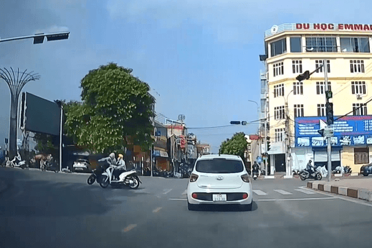 Cháy xe ô tô trên phố, đi xe đạp ngược chiều trên cao tốc