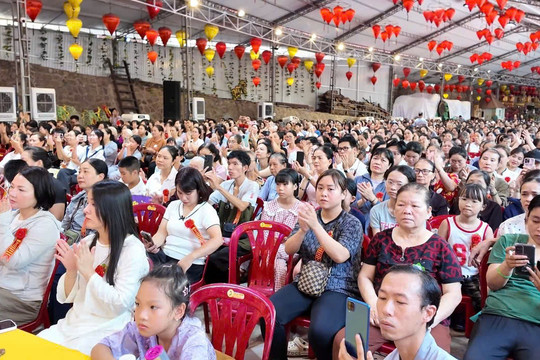 Hàng nghìn người dự Đại lễ Vu lan báo hiếu tại chùa Hang