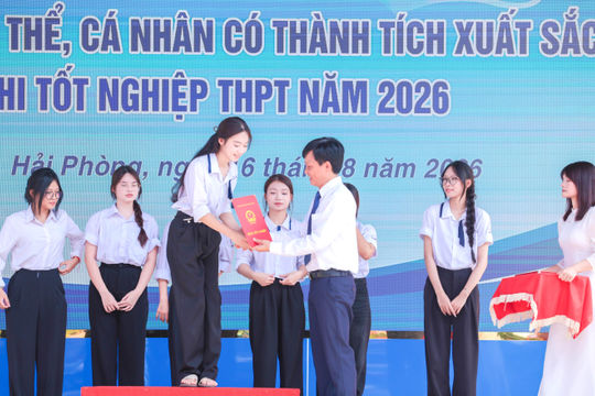 Trường THPT đầu tiên ở Hải Phòng trao bằng tốt nghiệp