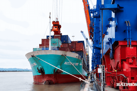 Gỡ điểm nghẽn để logistics đường thủy bứt phá