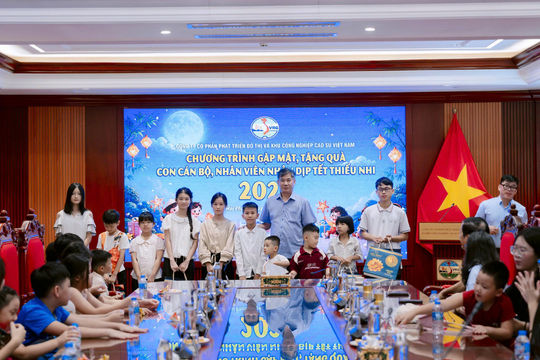 Công ty VRG tặng quà con em người lao động trước năm học mới