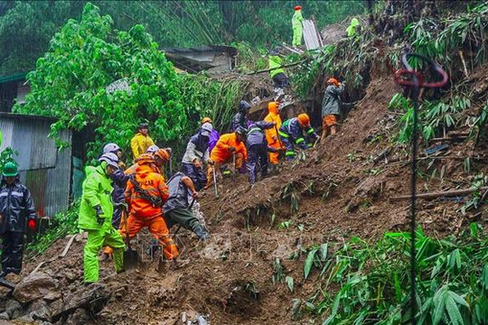 Học sinh nghỉ học trực tiếp do mưa lũ lớn tại Philippines