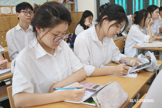 Bộ Giáo dục và Đào tạo yêu cầu rà soát tiêu chuẩn bàn ghế học sinh trong các cơ sở giáo dục