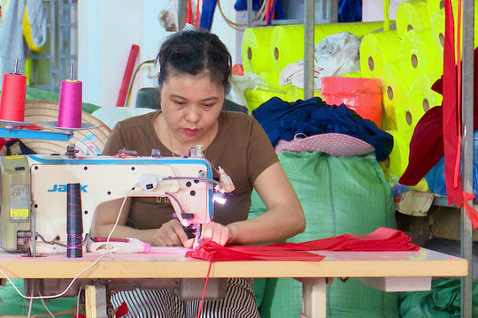 Tự hào may cờ Tổ quốc