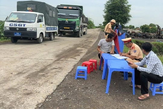 Xe tải trọng lớn vẫn đi trên đê