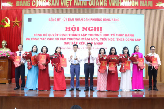 Nhiều địa phương công bố quyết định thành lập và công tác cán bộ trường học sau sắp xếp