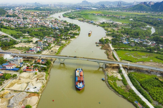 Hạn chế giao thông khu vực Cảng thủy nội địa Huy Văn 2, sông Kinh Môn