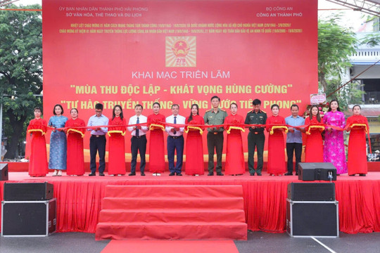 Khai mạc triển lãm 'Mùa thu độc lập - Khát vọng hùng cường' và 'Tự hào truyền thống - Vững bước tiên phong'