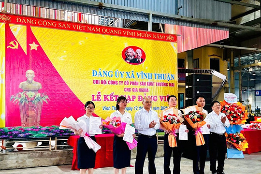 Vĩnh Thuận chú trọng phát triển đảng viên trong doanh nghiệp ngoài nhà nước