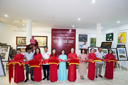 Trưng bày 76 tác phẩm mỹ thuật, ảnh nghệ thuật 'Dấu ấn thời gian'