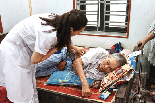 Phường Dương Kinh khám sức khỏe tận nhà cho người yếu thế