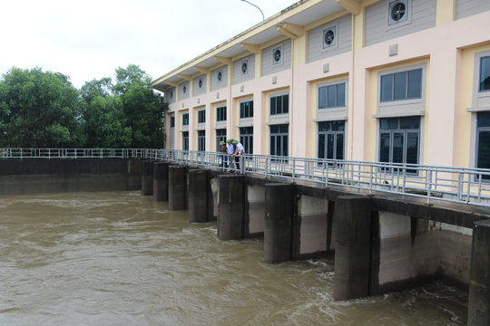 Công ty Thủy lợi Hải Dương vận hành 32 trạm bơm, xả tràn 3 hồ thủy lợi ứng phó với bão số 4