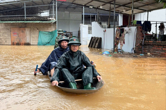 Dầm mình trong mưa bão, hết lòng vì nhân dân
