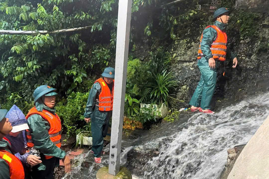 Di chuyển người dân khỏi vùng nguy hiểm do ảnh hưởng của mưa bão, sạt lở đất