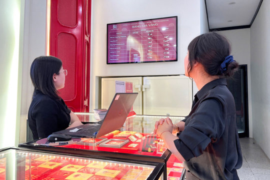 Khi giá vàng trong nước không còn chênh với thế giới