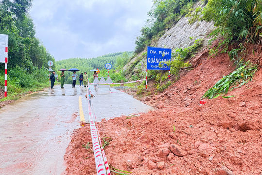 Sạt lở khoảng 350 m³ đất đá trên tỉnh lộ 398B qua phường Nguyễn Trãi