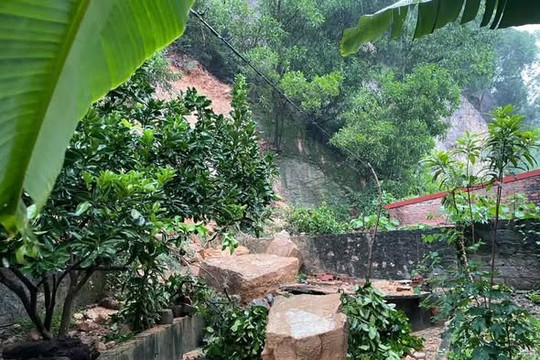 Di chuyển người dân khỏi vùng nguy hiểm do ảnh hưởng của mưa bão, sạt lở đất