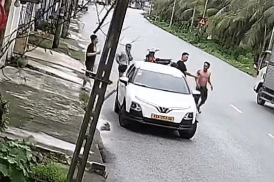 Vô cớ chặn đầu ô tô, đánh lái xe bị thương