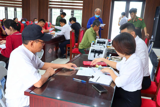 100 hộ ở xã Hà Đông nhận tiền bồi thường, hỗ trợ thực hiện dự án đường sắt