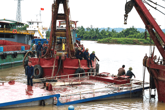 Trục vớt thành công tàu Hà Nam 08, sông Kinh Môn thông tuyến