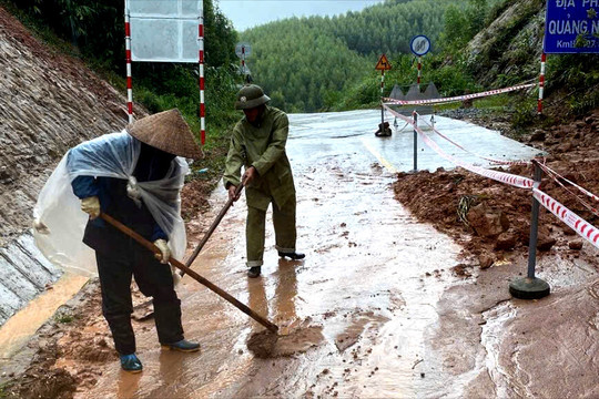 Nỗ lực giữ mạch giao thông an toàn trong mưa bão