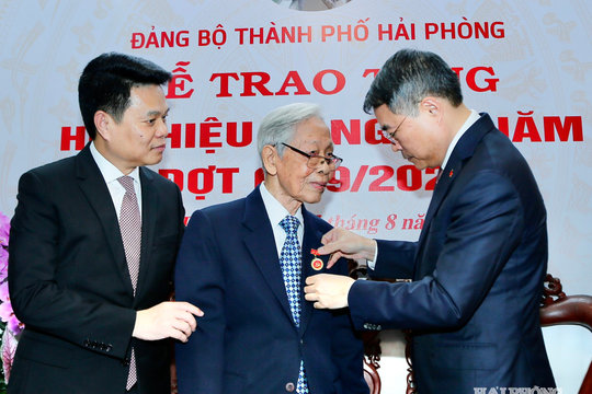 Thủ tướng Lê Minh Hưng trao Huy hiệu Đảng tặng các đảng viên lão thành tại Hải Phòng