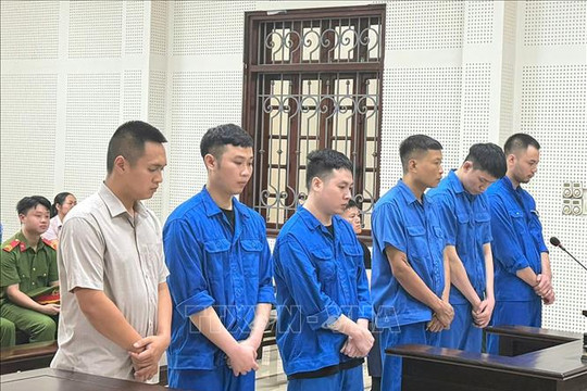 Xét xử 6 bị cáo tham ô và tiêu thụ keo bạc