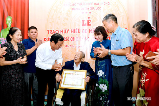Đồng chí Lê Văn Hiệu trao Huy hiệu 80 năm tuổi Đảng tặng 4 đảng viên